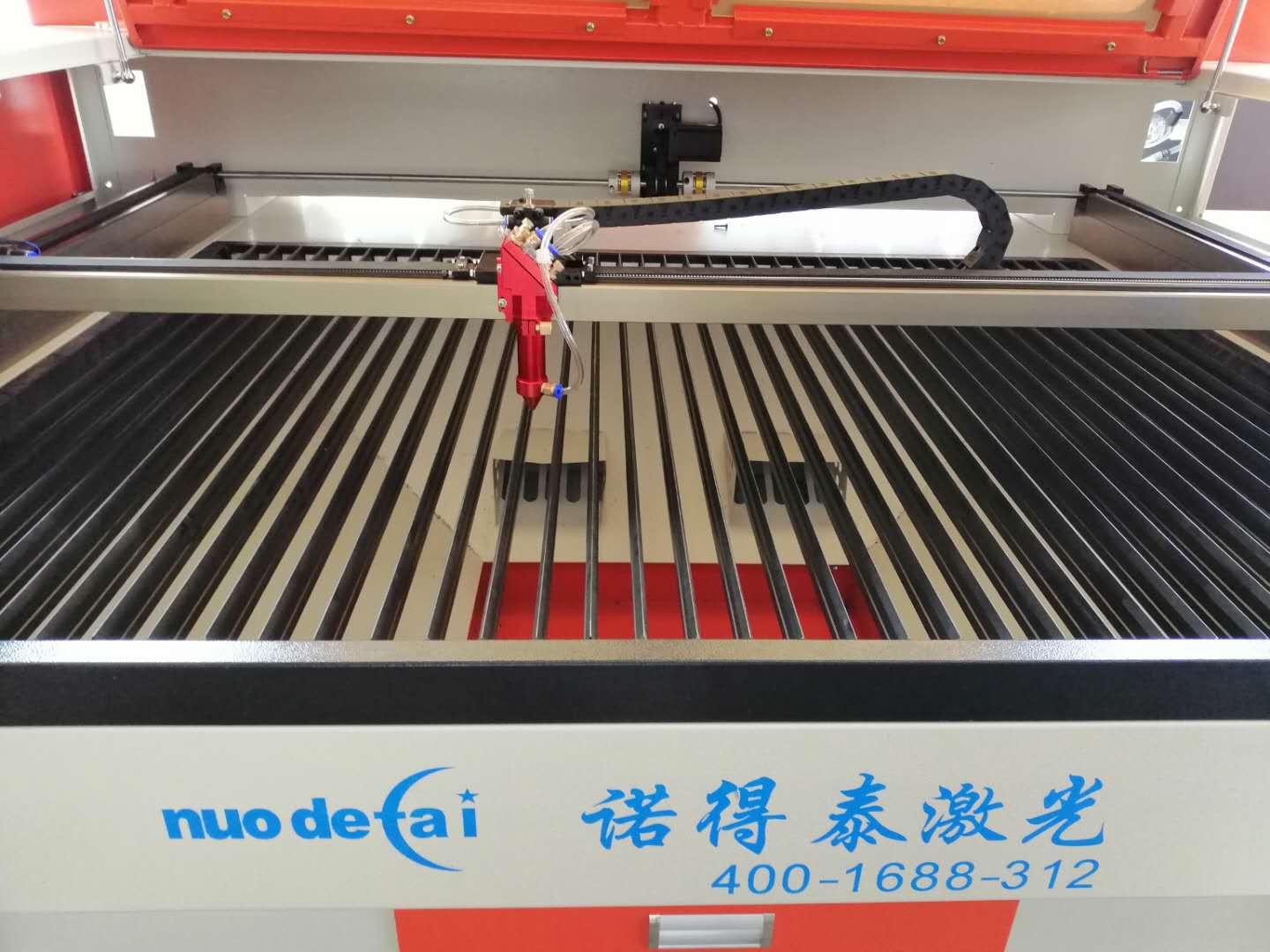 非金屬激光切割機(jī)具有哪些方面的優(yōu)點(diǎn)？