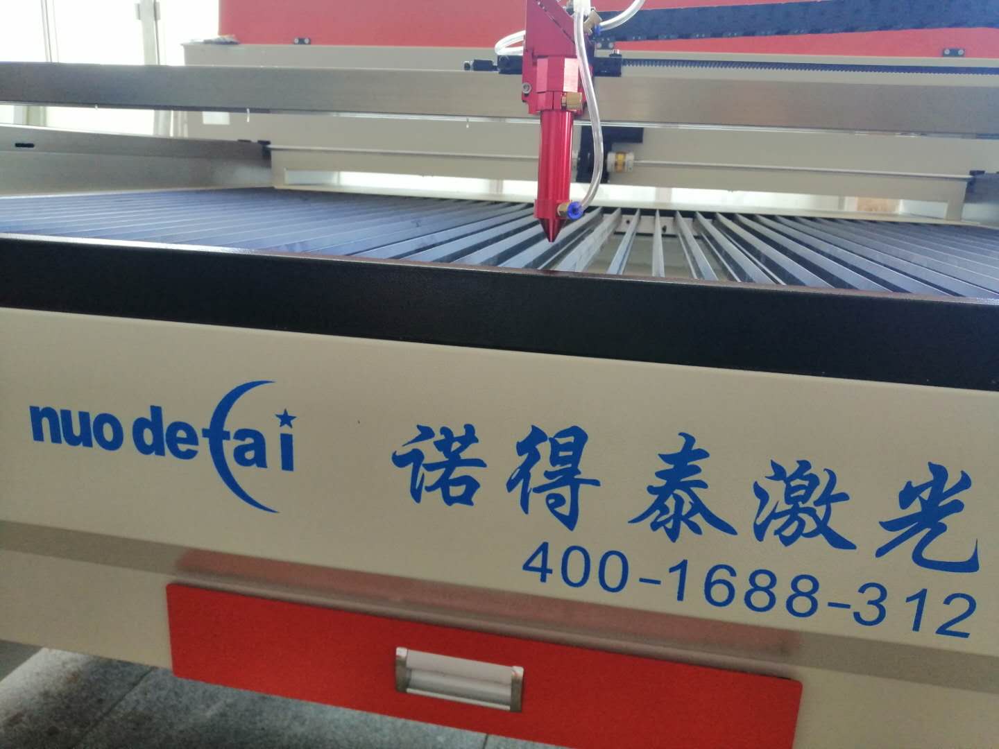 傳統(tǒng)的布料切割與板材激光切割機(jī)有何區(qū)別？