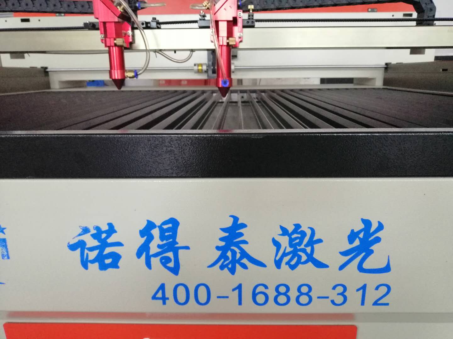 皮革還是應(yīng)用這款集切割雕刻為一體激光機(jī)加工！