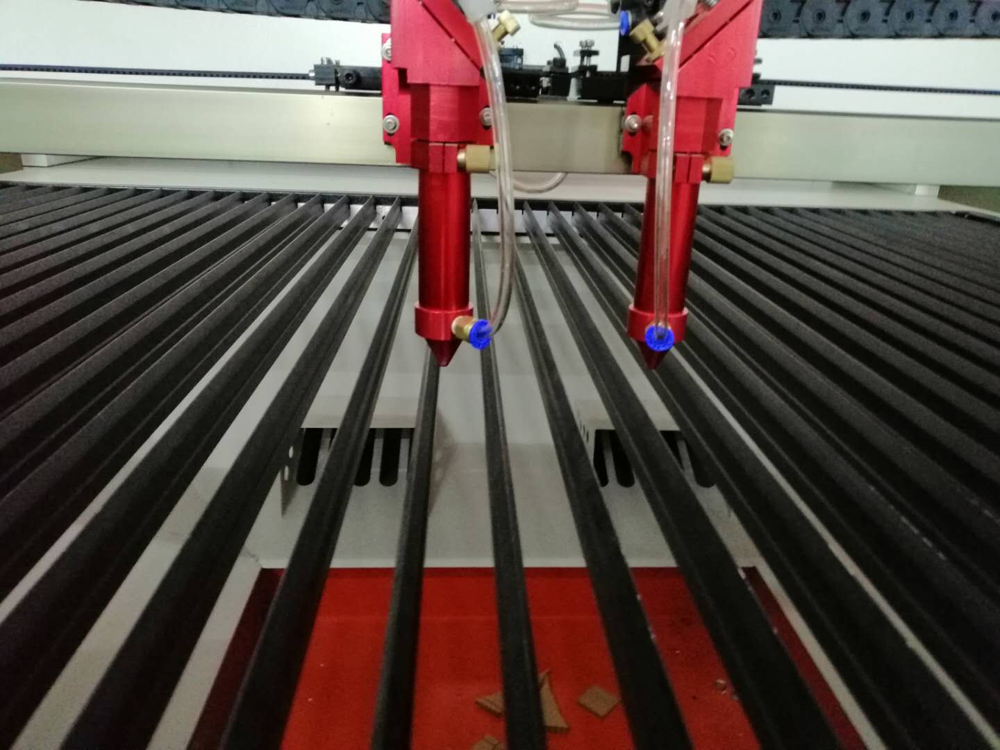小型非金屬激光切割機(jī)設(shè)備廠家明天在哪里？
