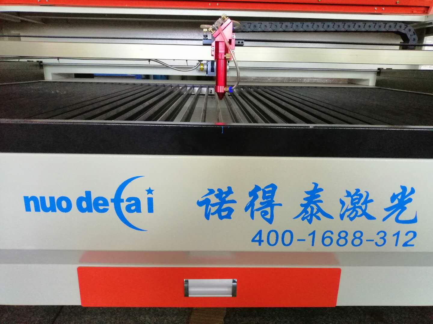 亞克力與布料兩種材料應(yīng)用于激光切割機(jī)有什么區(qū)別？
