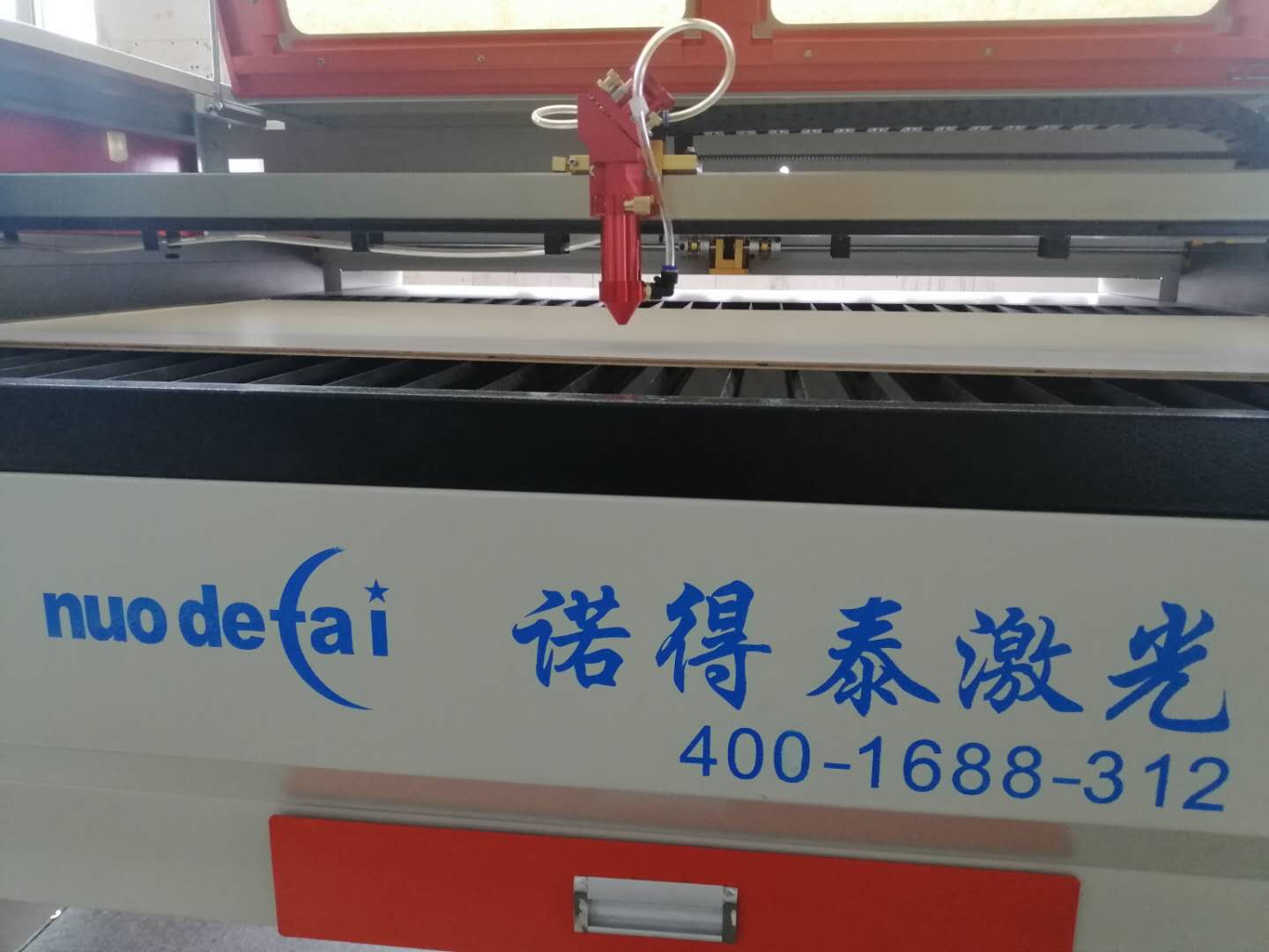 廣告行業(yè)用亞克力激光切割機(jī)加工的特點(diǎn)在哪里？