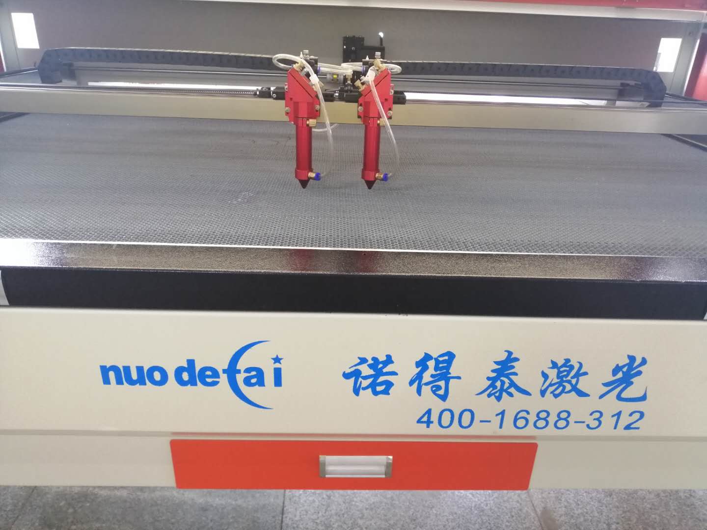 激光切割機在亞克力行業(yè)切割有著舉足輕重的作用？