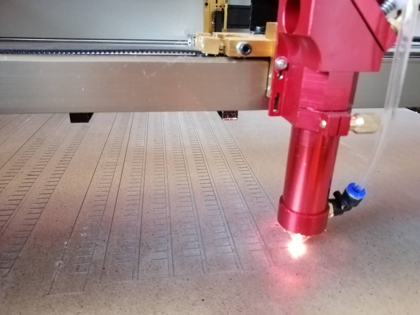 一臺小型1610雙頭布料激光切割機廠家價格要多少錢一臺？