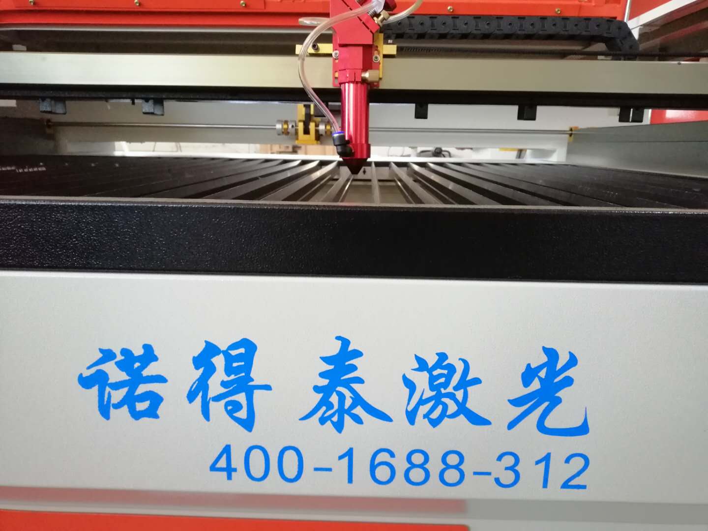 亞克力領域慢慢都轉(zhuǎn)向大幅面激光裁床切割機！