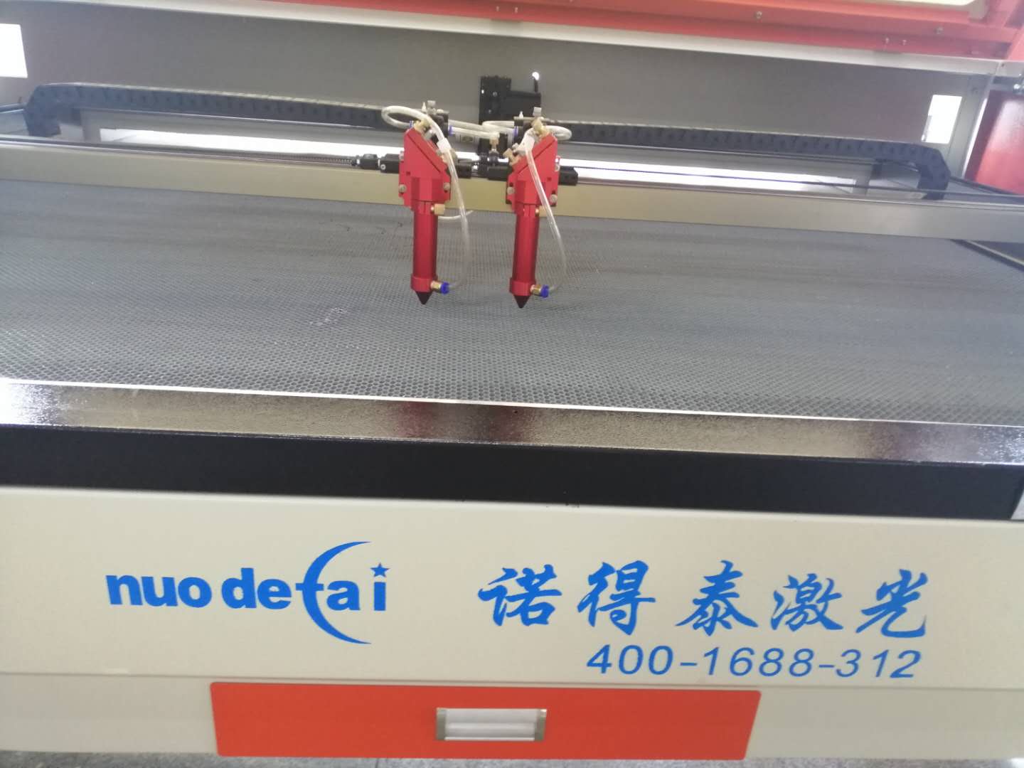 無塵布激光切割機(jī)之：應(yīng)用于激光加工的優(yōu)點(diǎn)！