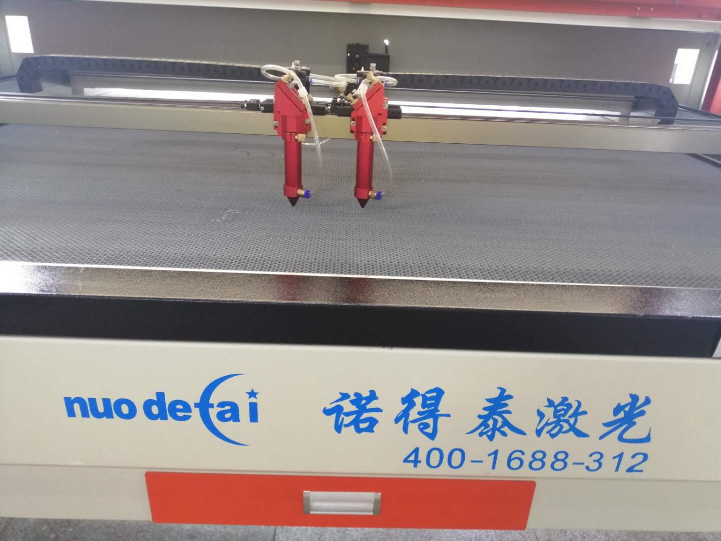 廣東珠海市旅游資源發(fā)達(dá)導(dǎo)致廣告工藝禮品激光切割機(jī)需求旺盛！