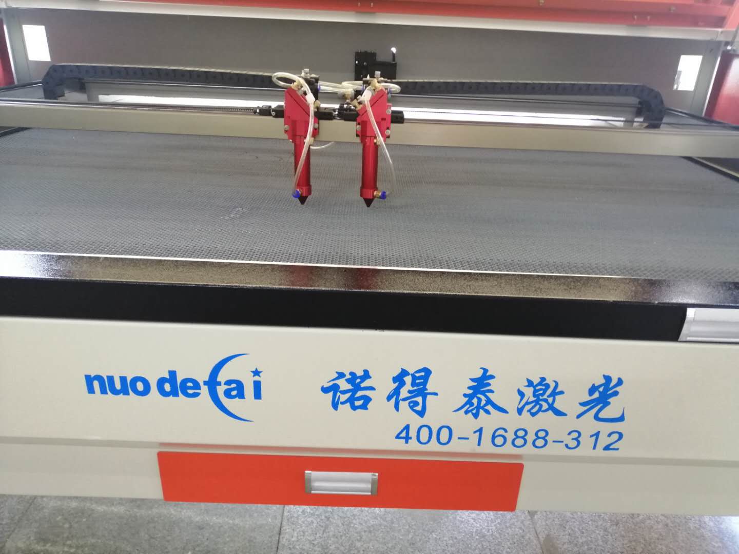 布料激光切割機(jī)價(jià)格需要多少錢一臺(tái)？