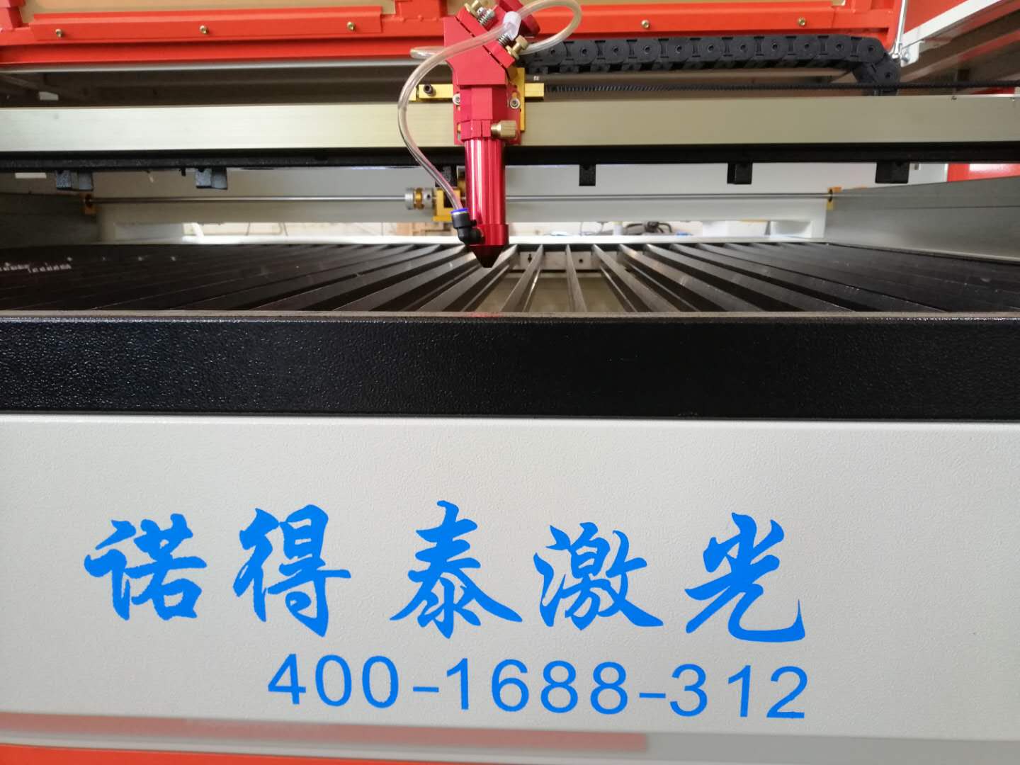 木板激光切割機(jī)價(jià)格貴不貴就要應(yīng)用哪些的行業(yè)？